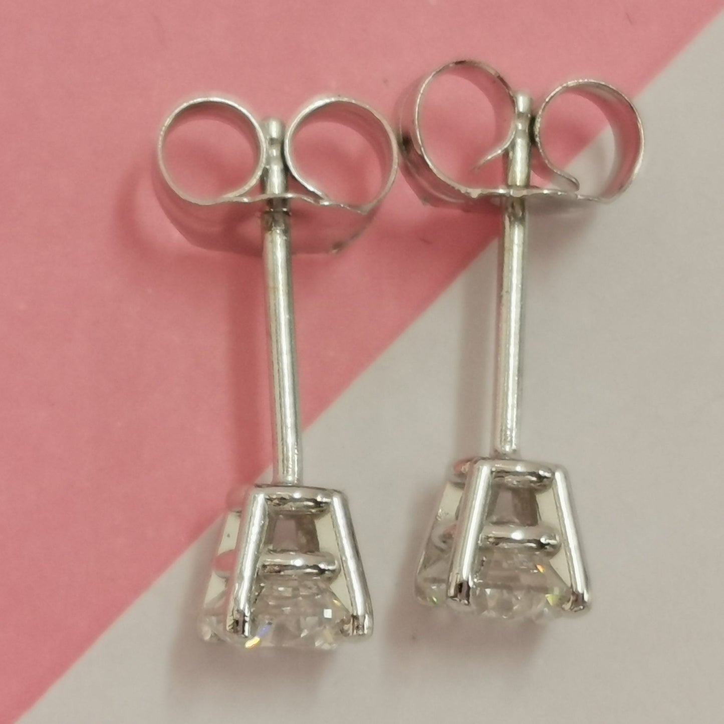 ER 040CTWGPB: White Gold 14K 0.40 E VS1 Natural