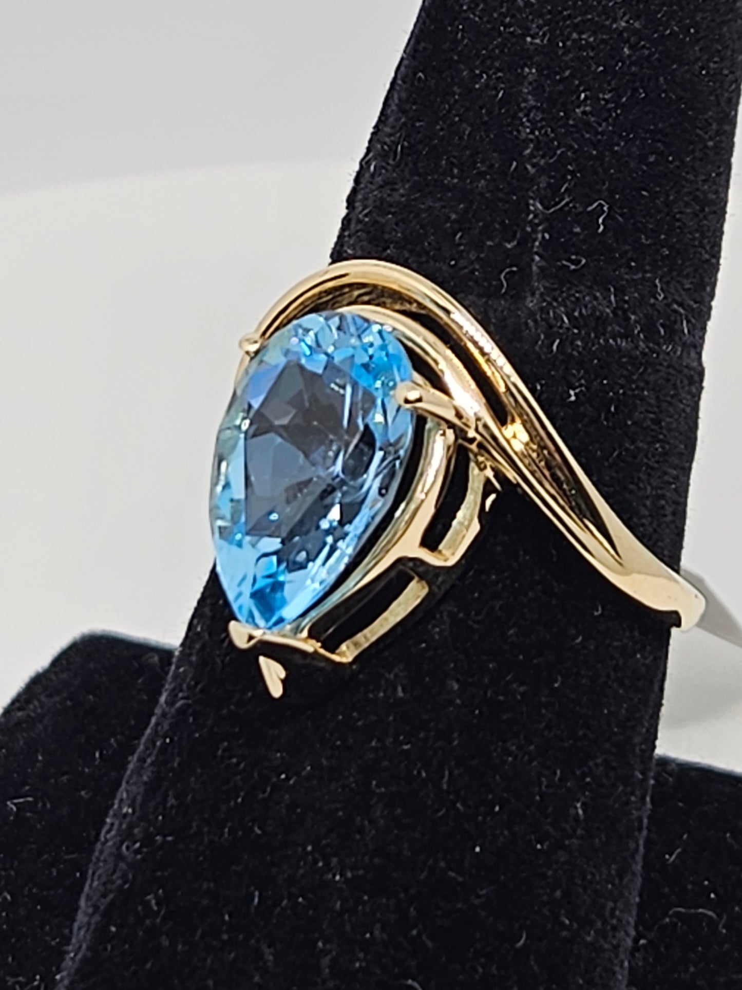 4ct Pear Shape Blue Topaz Ring 14kt YG