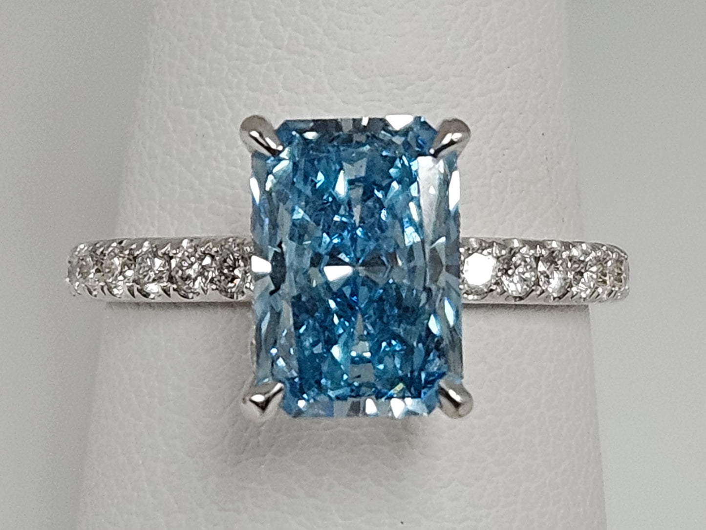 3cttw Blue Dia Eng Rg14kwg 2.36ct IGI Vivid Blue .65ct White Dia