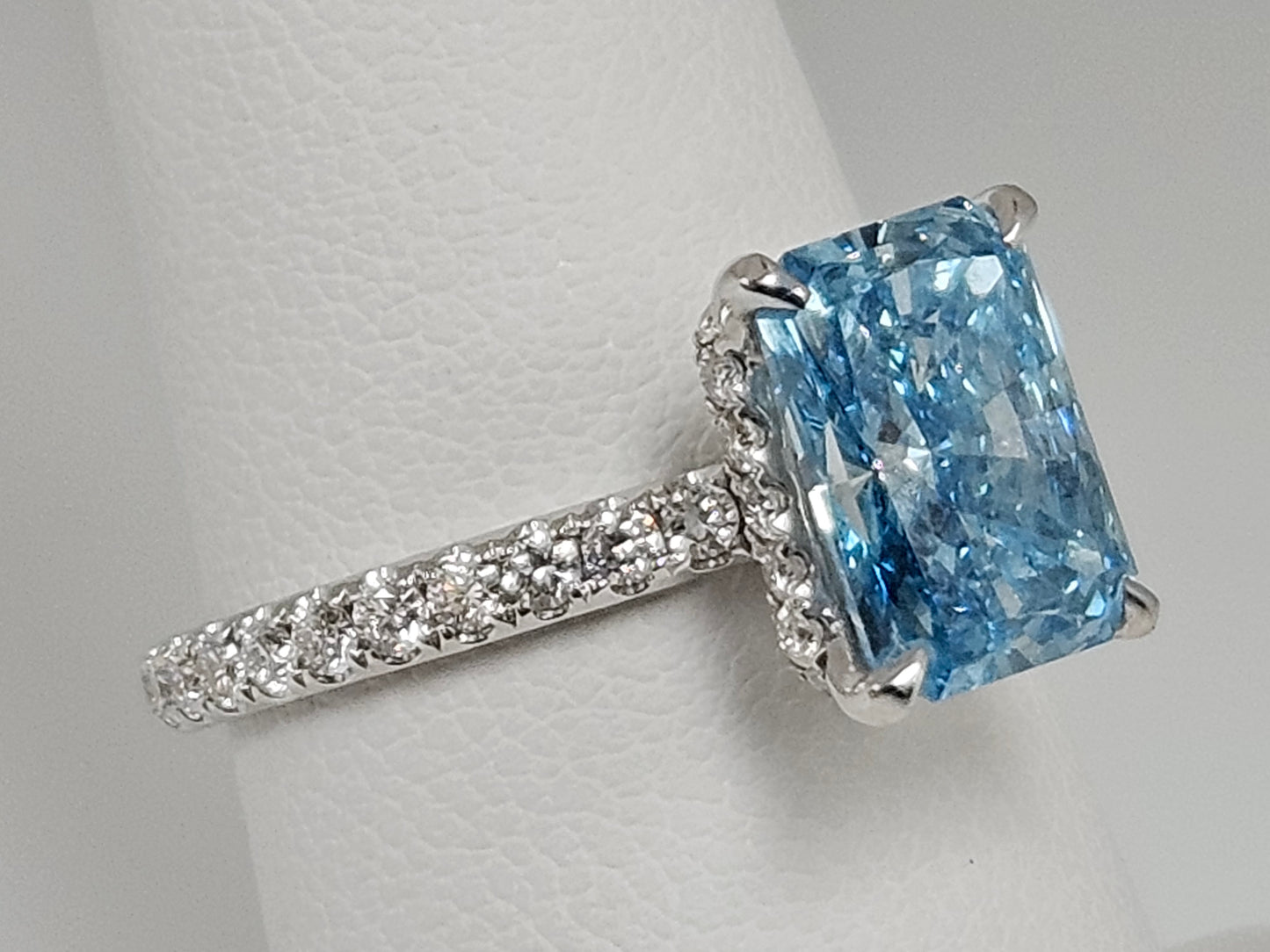 3cttw Blue Dia Eng Rg14kwg 2.36ct IGI Vivid Blue .65ct White Dia