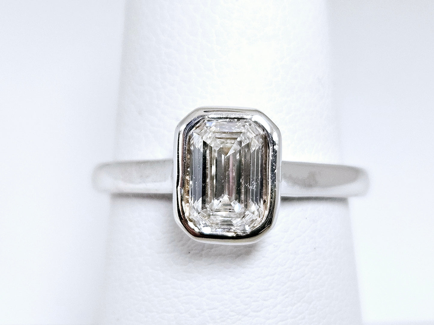 Emerald Cut 1.00ct Dia solitaire 14KWG IGI E/VVS2 Sz6.75