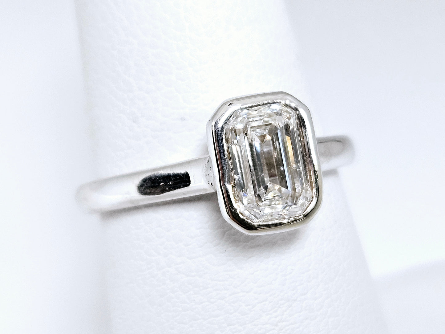 Emerald Cut 1.00ct Dia solitaire 14KWG IGI E/VVS2 Sz6.75
