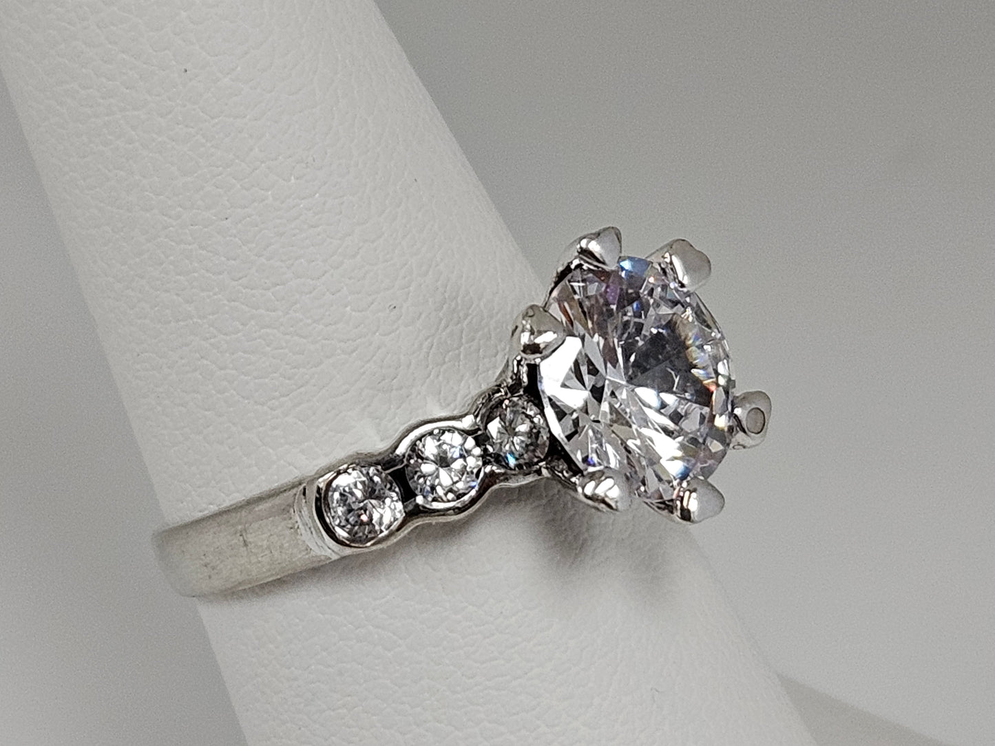 Sterling Silver CZ Round Ctr Stn Ring 6 side stn Sz7