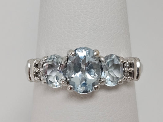 OV Aqua 3stn Ring  .04ct Dia 10kwg 2.2g Sz5.75