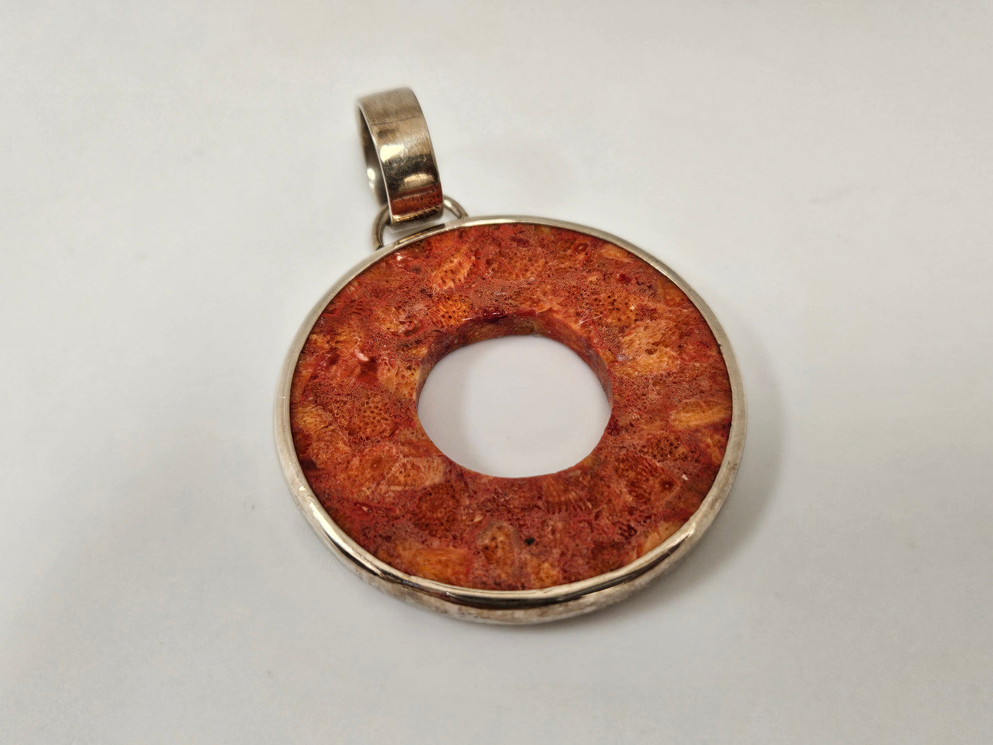 NATURAL SP CORAL CIRCLE PEND.