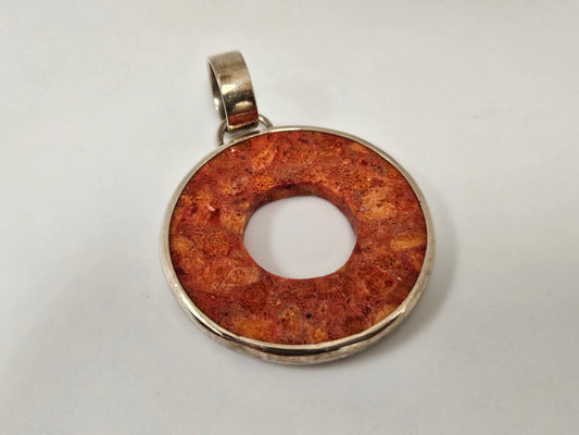 NATURAL SP CORAL CIRCLE PEND.