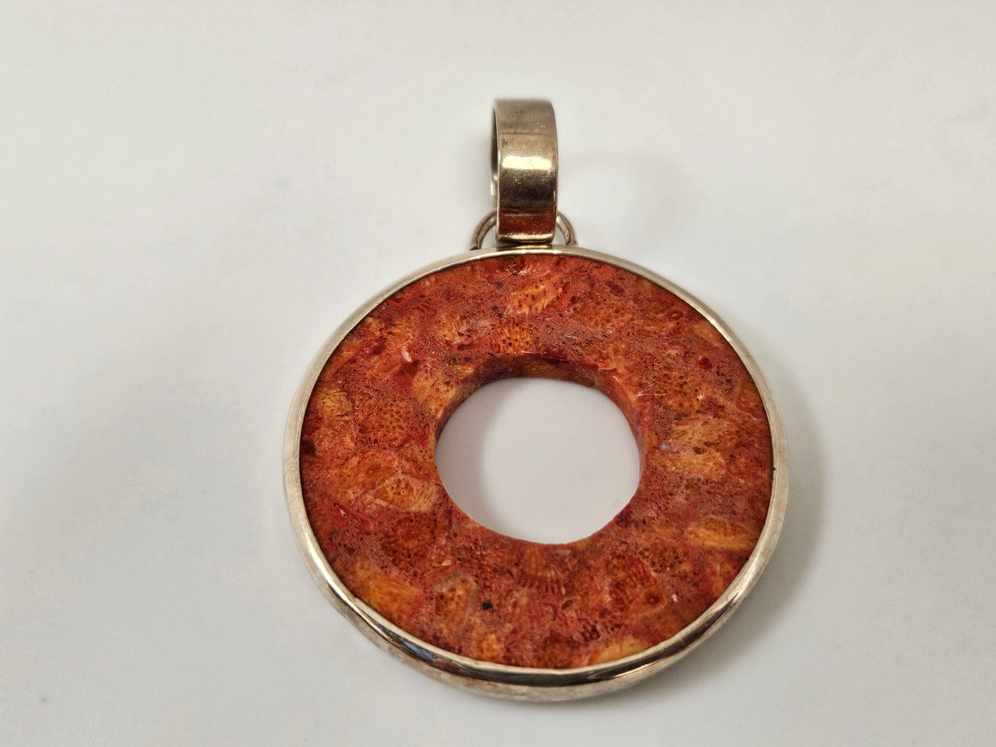 NATURAL SP CORAL CIRCLE PEND.