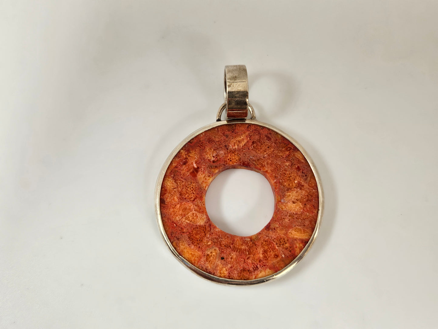 NATURAL SP CORAL CIRCLE PEND.