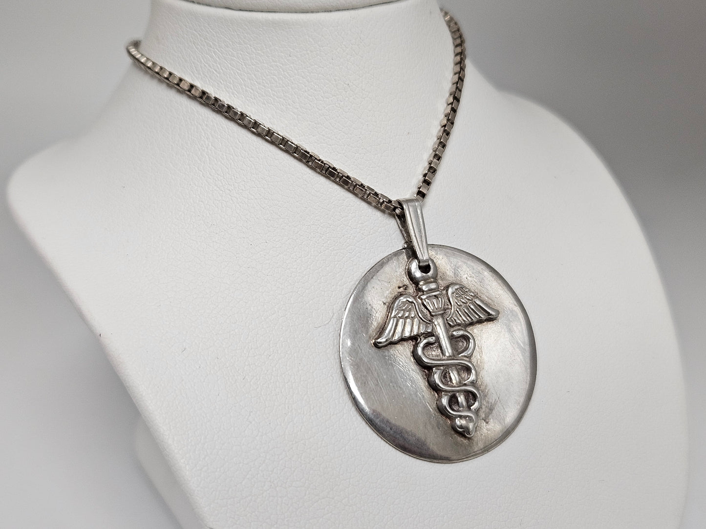 SS ROUND MED ALERT PEND 19" box chain