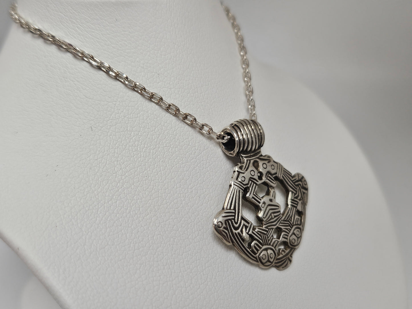 SS TRIBAL STYLE PENDANT W SS 28"cable chain