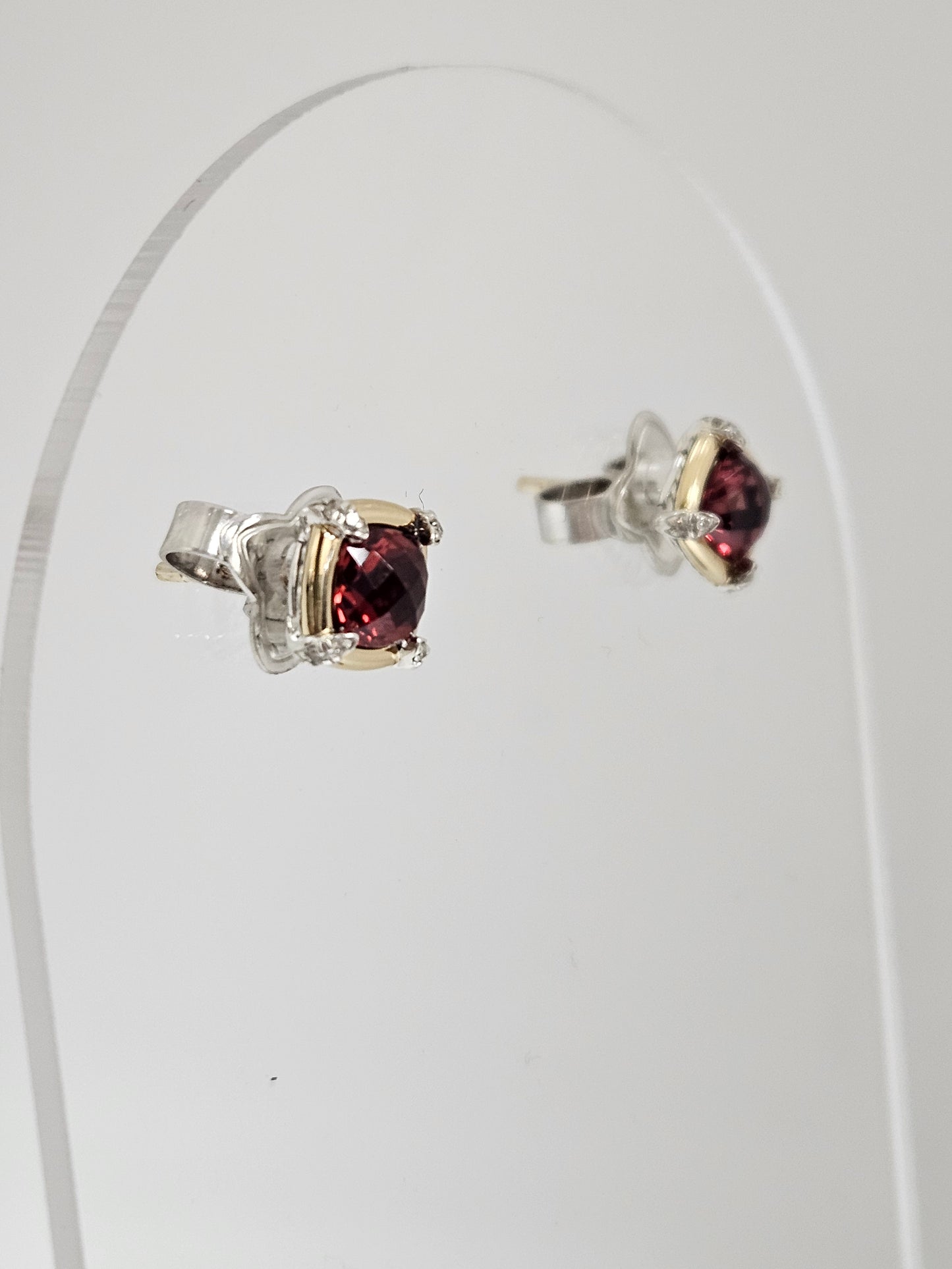 D Yurman SS 18kt 1.60ct Garnet/ .04 Dia Studs