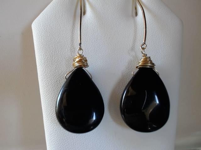 GOLD TONE BLACK STONE EARRING