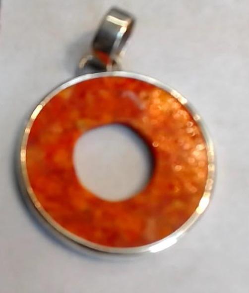 NATURAL SP CORAL CIRCLE PEND.