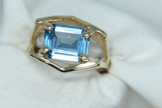 SWISS BLUE TOPAZ IN SPLIT SHANK RING 14KYG