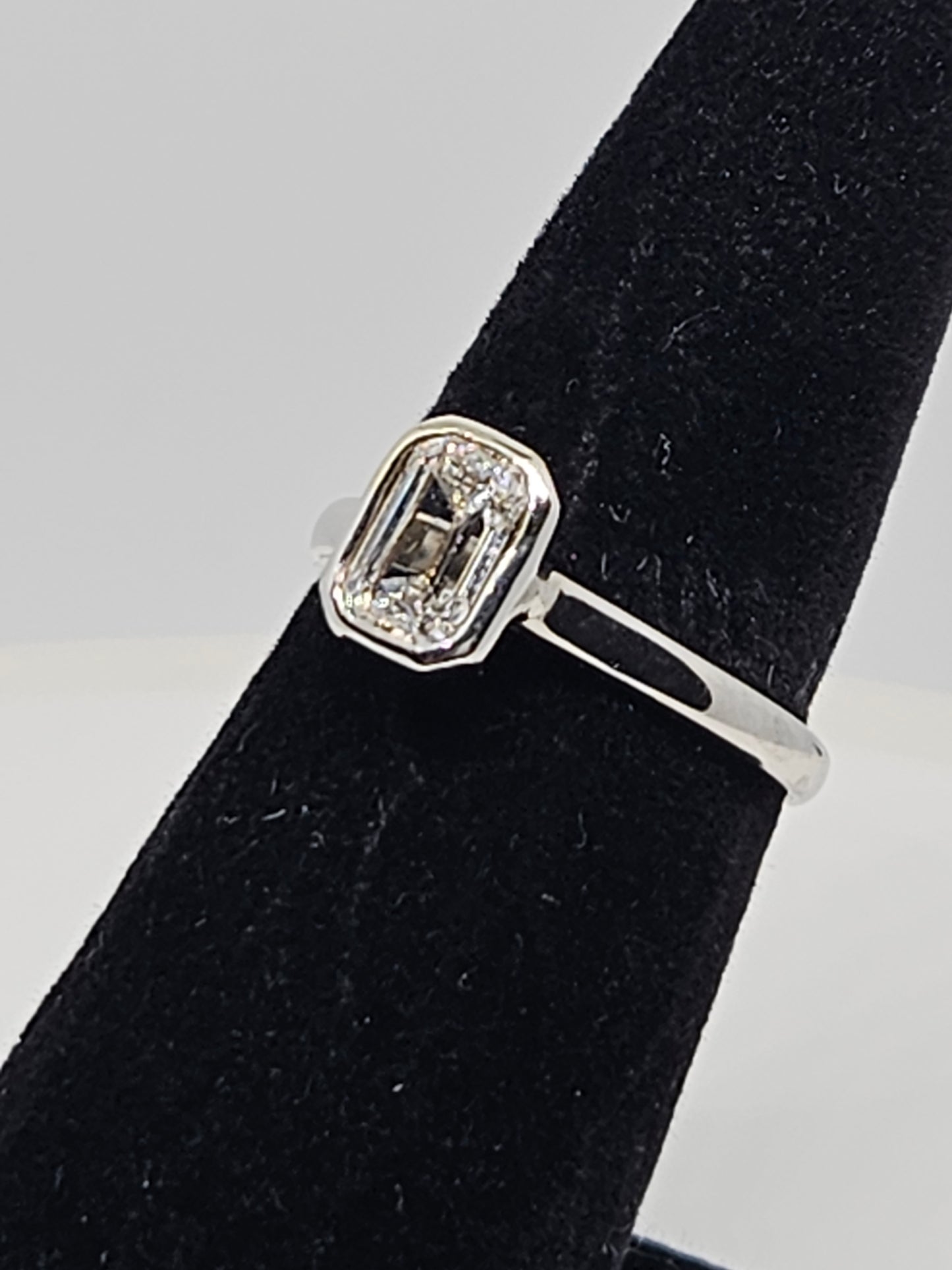 1.00ct Emerald Cut Diamond solitaire in 14K White Gold. E/VVS2